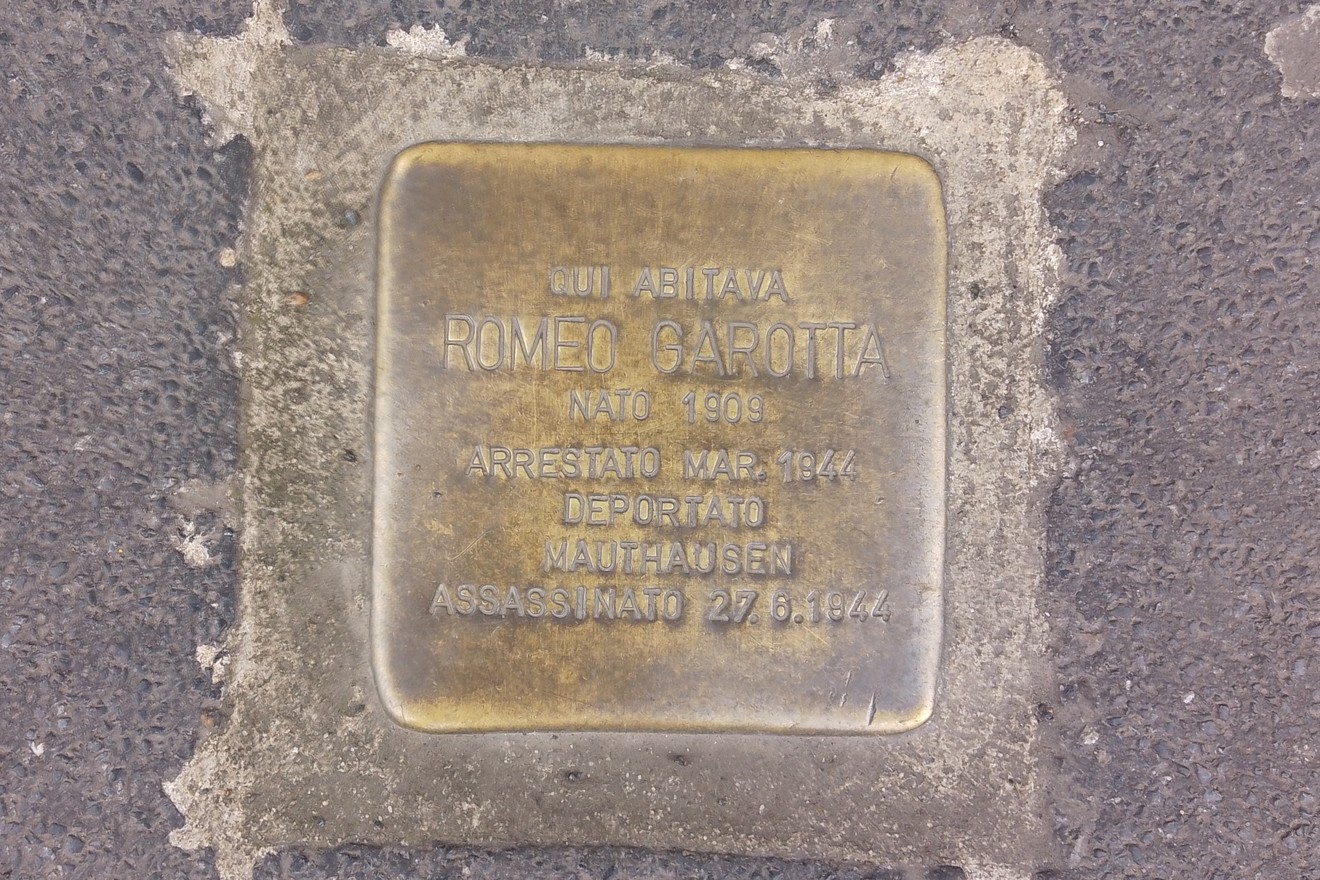Pietra d'inciampo che commemora Romeo Garotta, vittima della deportazione e dell'Olocausto.