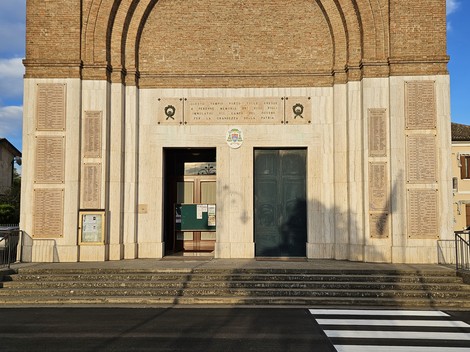 Lapidi commemorative dedicate ai caduti di Porto Tolle, collocate su un monumento di pietra.