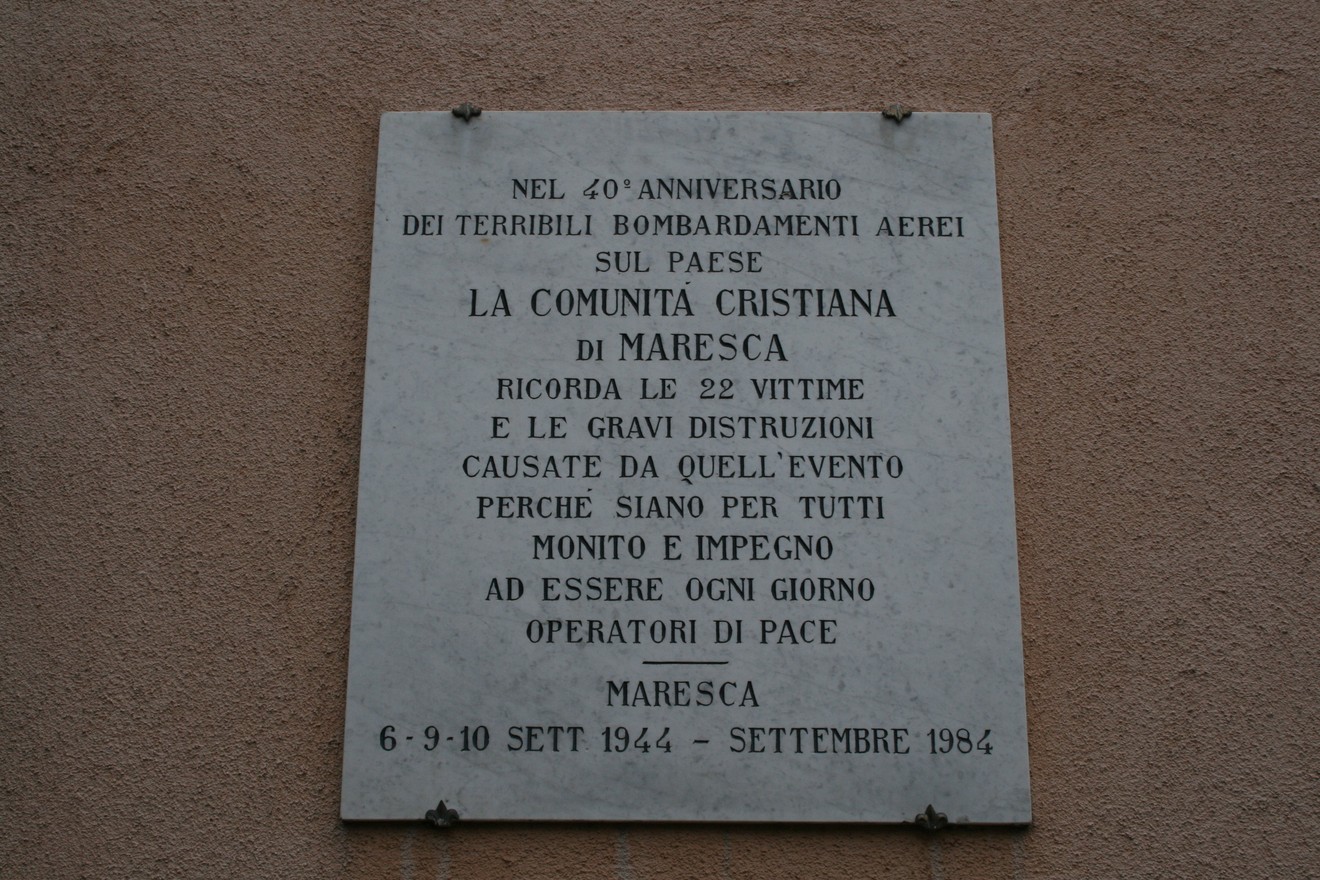 Lapide commemorativa dei bombardamenti di Maresca, dedicata alle vittime e alla pace.