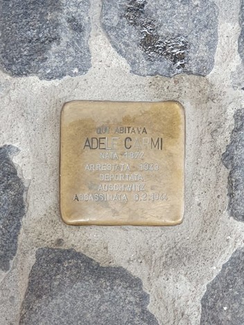 Pietra d'inciampo commemorativa dedicata ad Adele Carmi, vittima della deportazione ad Auschwitz.