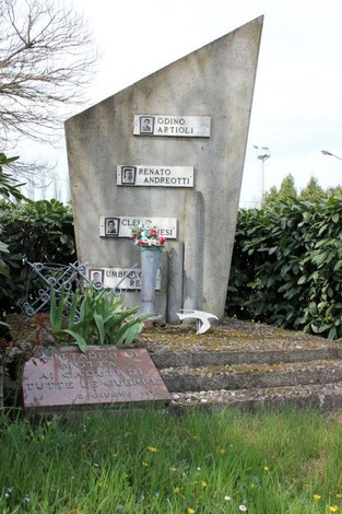 Monumento in memoria di Artioli, Andreotti, Marchesi e Reami, caratterizzato da un design moderno e vegetazione circostante.