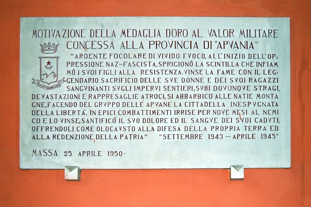 Lapidi commemorative al Palazzo Ducale di Massa, dedicata ai caduti della provincia di Apuania.