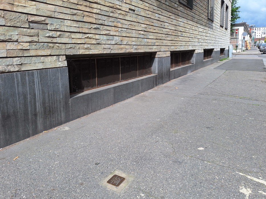Pietra d'inciampo a Ghiotti, installata sul marciapiede in un contesto urbano.
