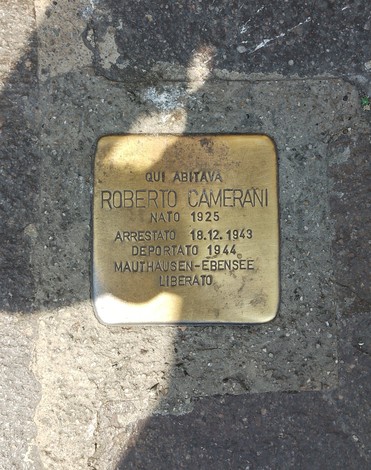 Pietra d'inciampo dedicata a Roberto Camerani, commemorativa della sua deportazione e liberazione.