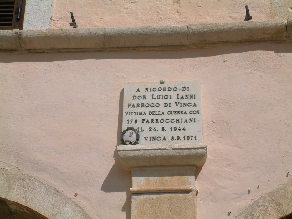 Lapide commemorativa dedicata a Don Luigi Ianni, parroco di Vinca e vittima della guerra.