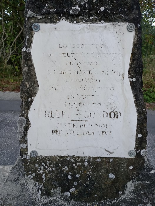Cippo commemorativo a Dalla Ghirarda e Fornaciari, testimone di una memoria storica locale.