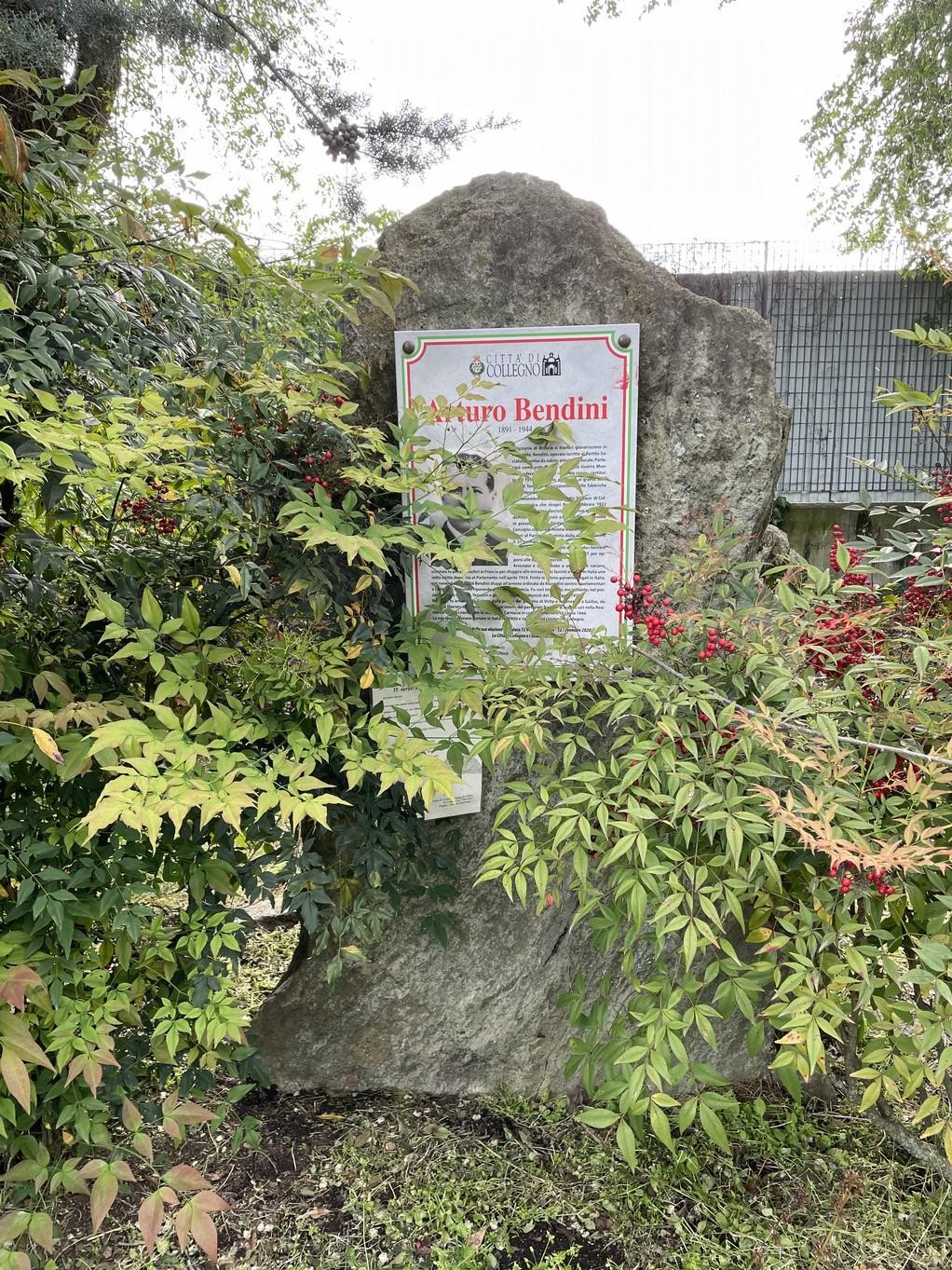 Monumento a Bendini, immerso nel verde, celebra la memoria di una figura significativa per la comunità.