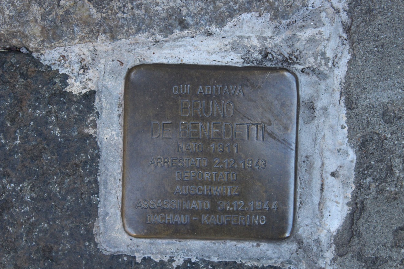 Pietra d'inciampo in memoria di Bruno De Benedetti, commemorativa di arresto e deportazione nel 1943.