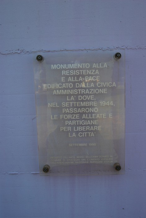 Monumento alla Resistenza e alla Pace, simbolo di libertà e commemorazione dei partigiani.