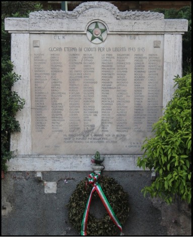 Lapide commemorativa ai caduti per la Libertà di Sampierdarena, incorniciata da una corona di alloro.