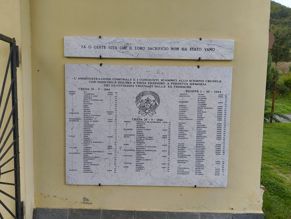 Memoriale dedicato alle vittime degli eccidi di Creda, Maccagnano e Botte, con nomi e date commemorative.