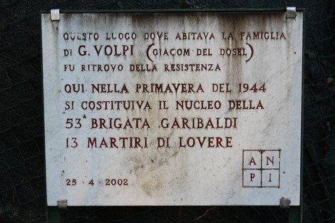 Lapide commemorativa dedicata alla famiglia Volpi, che ricorda il luogo della resistenza a Lovere.