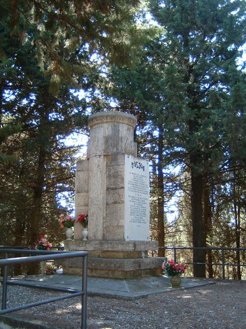 Cippo dei Martiri di Niccioleta, monumento commemorativo immerso nel verde.