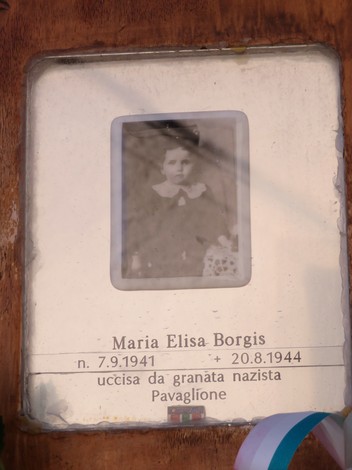 Targa commemorativa dedicata a Maria Elisa Borgis, vittima di un attacco nazista durante la Seconda Guerra Mondiale.