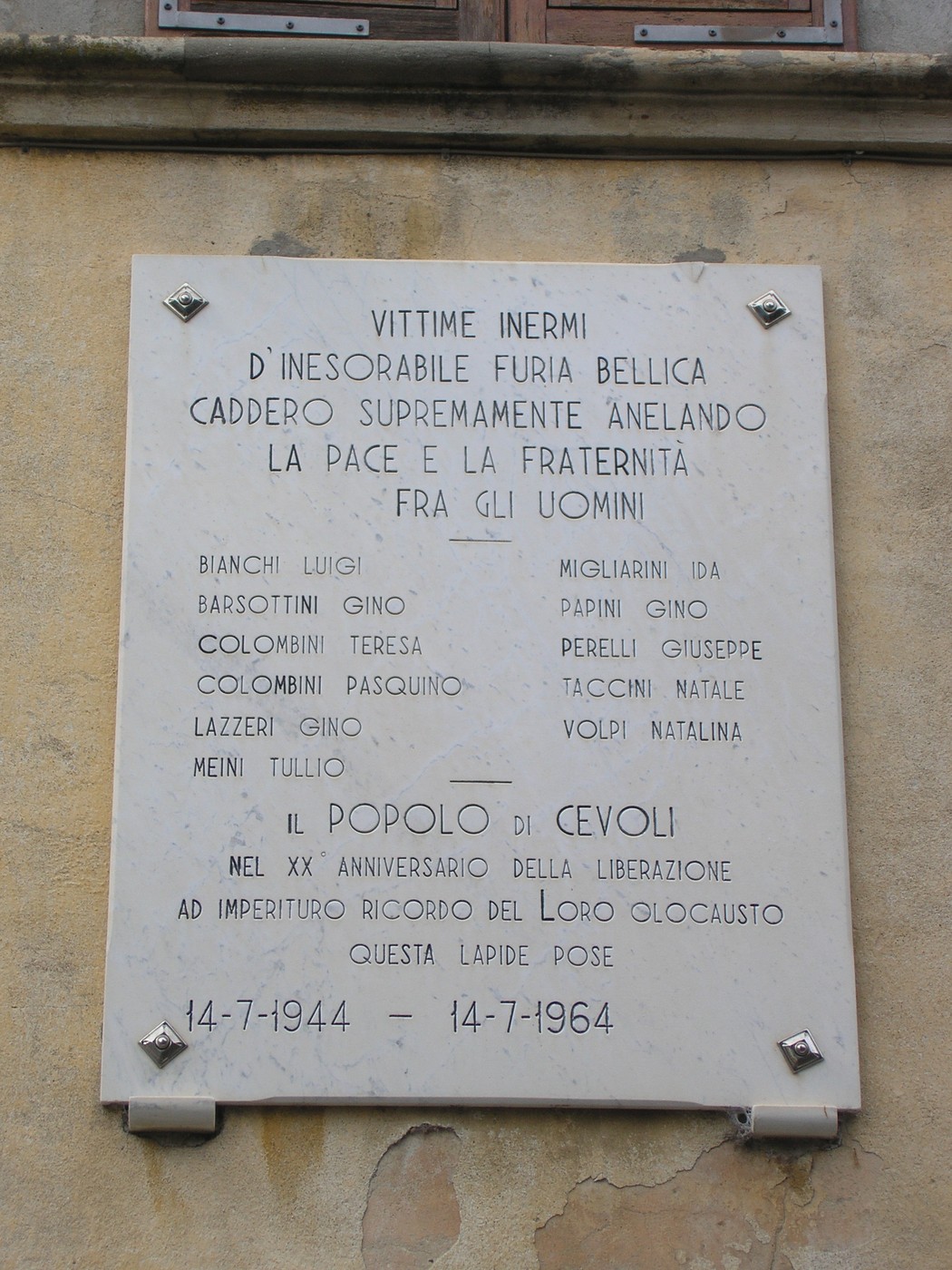 Lapide commemorativa di Cevoli in onore delle vittime della guerra. Ricordo e impegno per la pace e la fraternità.