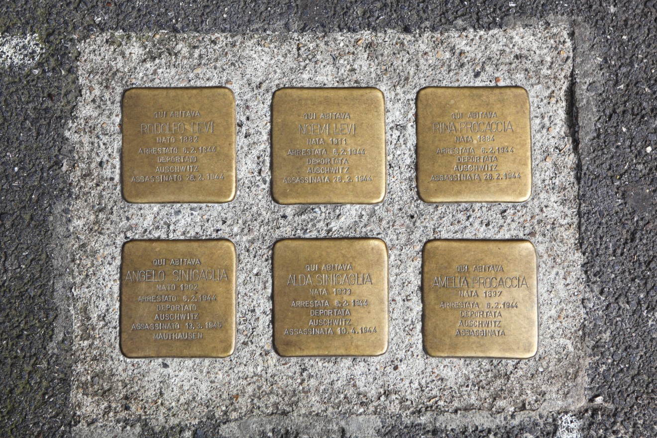 Pietre d'inciampo dedicate alle famiglie Levi, Procaccia e Sinigaglia, in memoria delle vittime della Shoah.