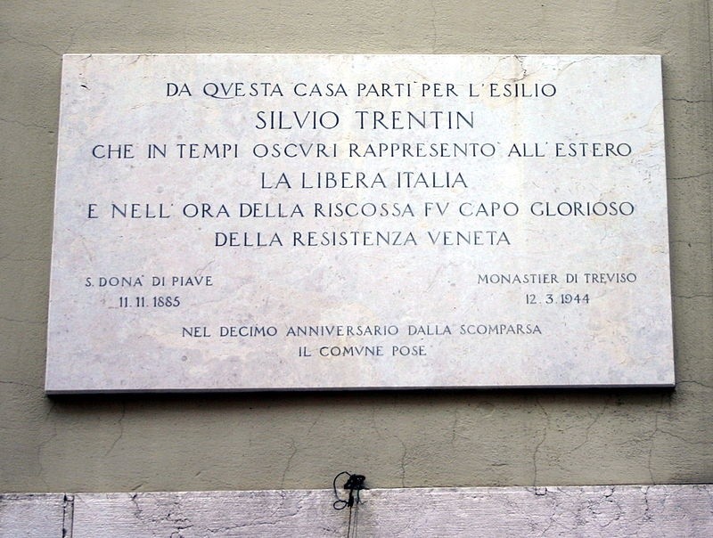 Lapide commemorativa che onora Silvio Trentin per il suo contributo alla Resistenza italiana.