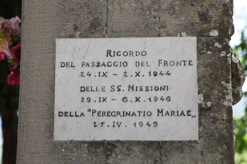 Tabernacolo di Caburaccia, monumento storico con iscrizioni commemorative in memoria di eventi significativi.