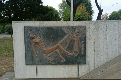 Monumento alla libertà con elementi scultorei e raffigurazioni artistiche che celebrano il concetto di libertà.