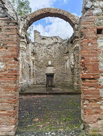 Rovine dell'oratorio di Cerpiano, un affascinante esempio di architettura storica in natura.
