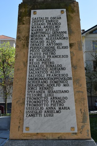 Monumento alla Resistenza, pietra con i nomi dei caduti durante la Seconda Guerra Mondiale.