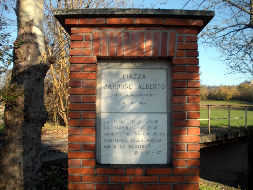 Cippo commemorativo dedicato a Bardone Alberto, vittima del nazifascismo, situato in una piazza tranquilla.