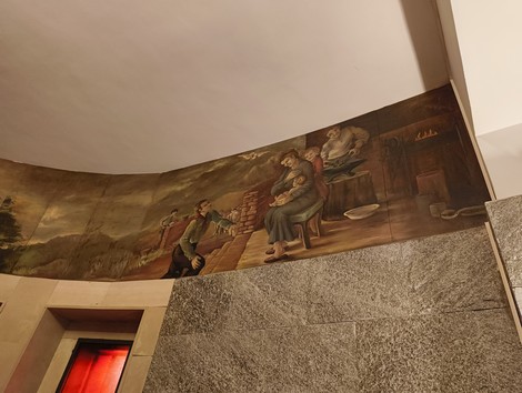 Muro decorato nel Sacrario dei Martiri di Marzabotto, dedicato alla memoria delle vittime della strage.