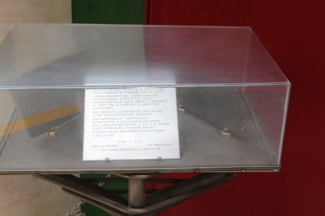 Monumento ai caduti dell'Ansaldo Elettrotecnico, dedicato alla memoria e alla pace.