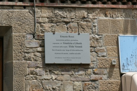 Lapide commemorativa dedicata a Ernesto Rossi, simbolo di giustizia e libertà.