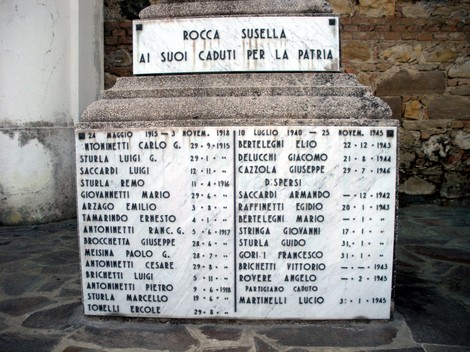 Monumento ai caduti di Rocca Susella, omaggio ai soldati che hanno sacrificato la vita per la patria.