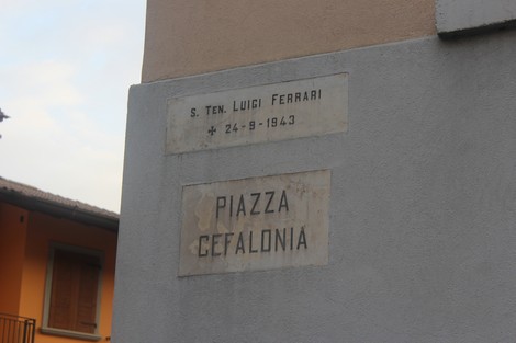 Lapide commemorativa dedicata a Luigi Ferrari, situata in Piazza Cefalonia.