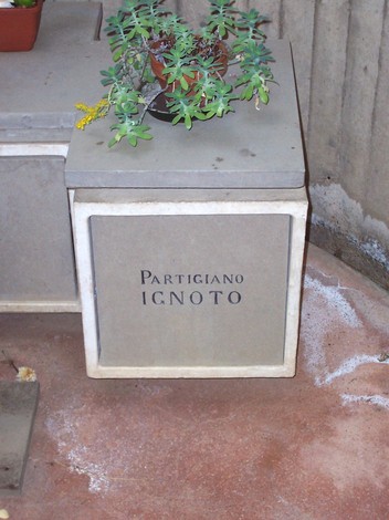 Sacrario dei caduti di Pontassieve, omaggio ai partigiani e alle vittime della Resistenza.