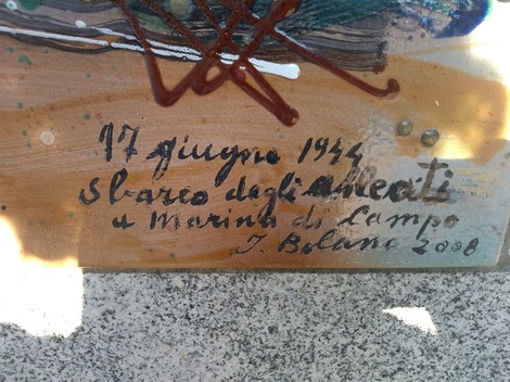 Monumento commemorativo che ricorda lo sbarco alleato del 17 giugno 1944 a Marina di Campo.