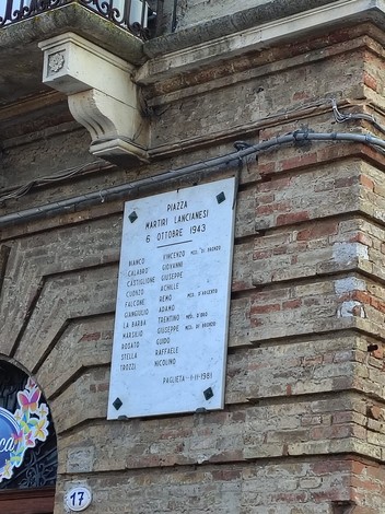 Lapide commemorativa ai Martiri Lancianesi, situata in una piazza, con elenco di nomi e data 1943.