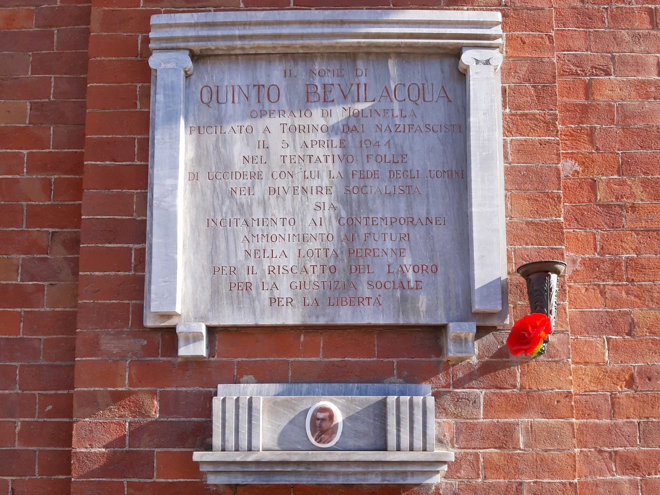 Lapide commemorativa a Bevilacqua, dedicata a Quinto Bevilacqua, con messaggi sulla giustizia sociale e la libertà.