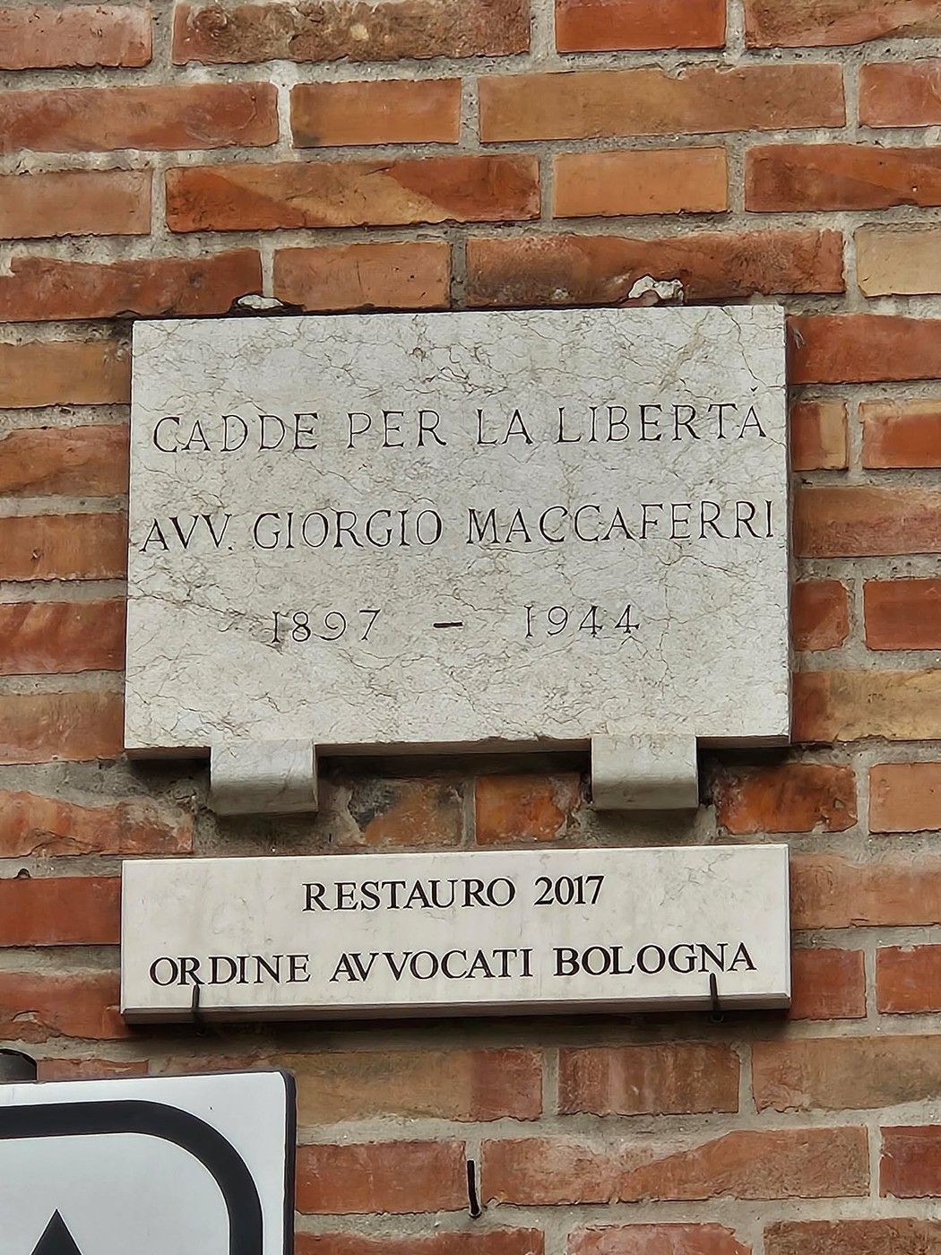 Targa commemorativa in pietra dedicata all'Avvocato Giorgio Maccaferri, riportante date e informazioni sul restauro.