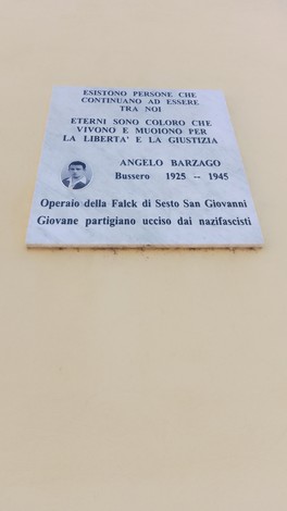 Lapide commemorativa dedicata ad Angelo Barzago, situata a Barzago, in onore della libertà e giustizia.