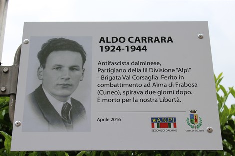 Targa commemorativa dedicata ad Aldo Carrara, partigiano antifascista, in onore della sua lotta per la libertà.