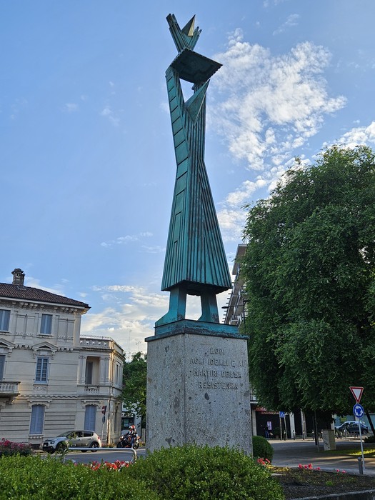 Monumento alla Resistenza, scultura moderna che celebra il valore della libertà e della memoria storica.