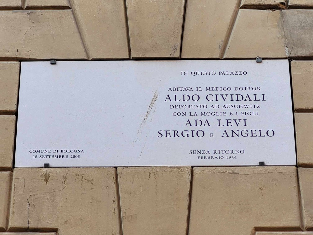 Lapide commemorativa alla famiglia Cividali, in memoria dei deportati ad Auschwitz. Bologna, settembre 2005.