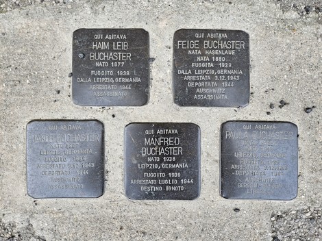Pietre d'inciampo dedicate a persone perseguitate, con nomi e date di arresto a Buchaster.