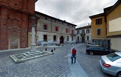 Lapide commemorativa ai caduti della Liberazione, situata a Vigevano, in un contesto urbano storico.