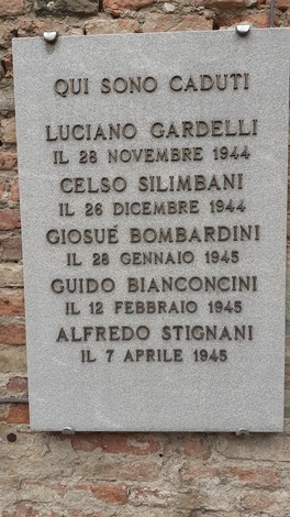 Lapide commemorativa dedicata ai caduti nella Rocca Sforzesca, onore ai martiri della guerra.