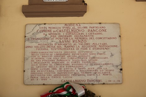Lapide commemorativa di Sassi Renzo, sita a Castelnuovo Rangone, in onore del valore militare.