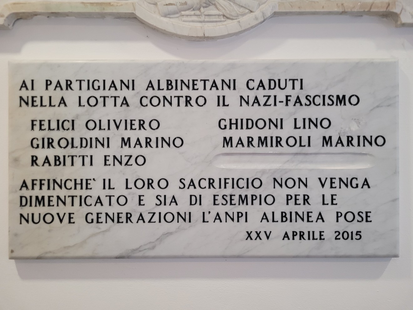 Lapide commemorativa dedicata ai Partigiani Albinetani caduti nella lotta contro il nazifascismo.