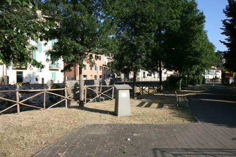 Cippo a Galli, area verde con alberi e edifici storici, rappresenta un angolo di tranquillità urbana.