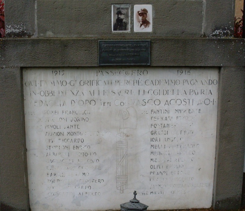 Monumento ai Caduti di San Prospero Strinati, commemorazione di eroi della Grande Guerra, con nomi incisi sulla pietra.