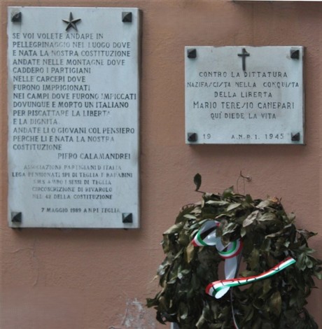 Lapide commemorativa a Canepari, dedicata ai partigiani e alla lotta per la libertà, con fiori e nastrini tricolore.