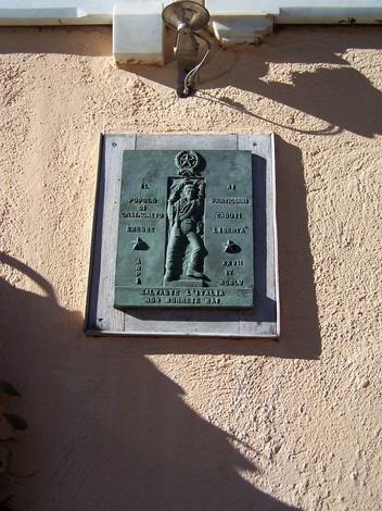 Lapide commemorativa dedicata ai partigiani e alla lotta per la libertà.