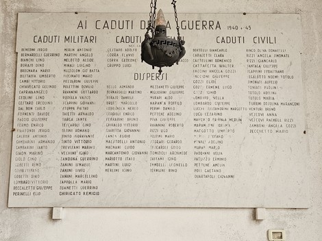 Lapide commemorativa con nomi dei caduti della guerra 1940-45, divisi tra militari e civili.